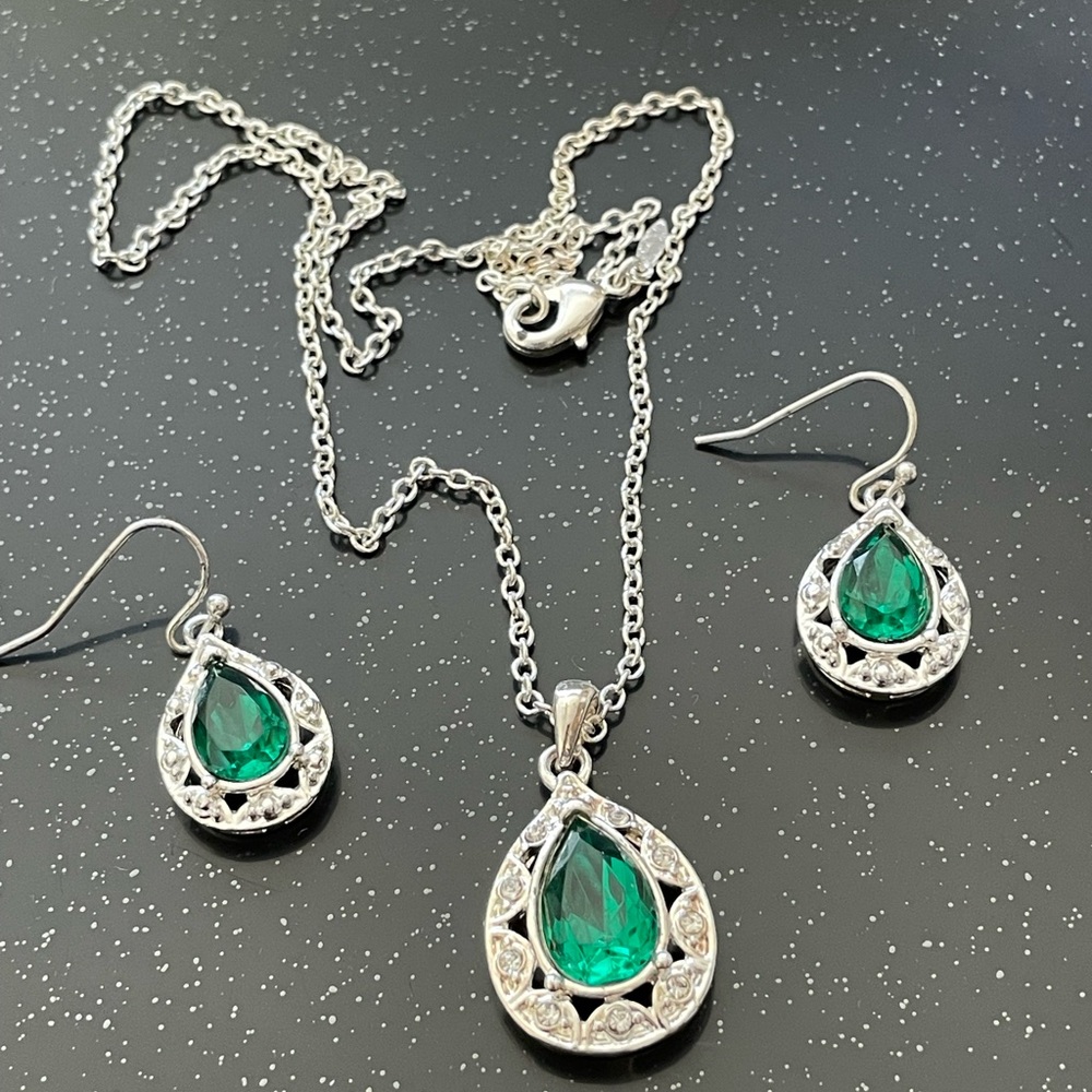 Elegant Vintage Silver and Green Jewelry Set